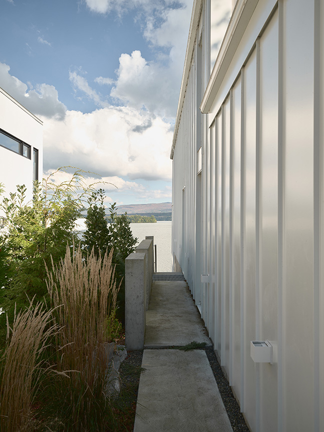 Versant clair Residence by Muuk Architecture | A discreet and luminous home on the shores of Lake Brome