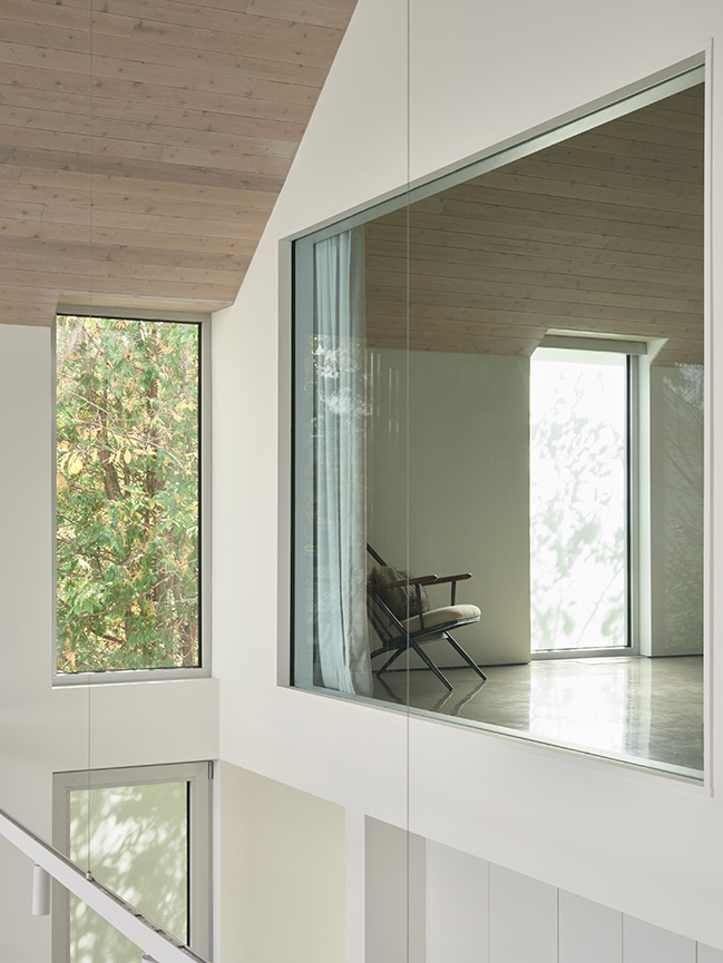 Versant clair Residence by Muuk Architecture | A discreet and luminous home on the shores of Lake Brome