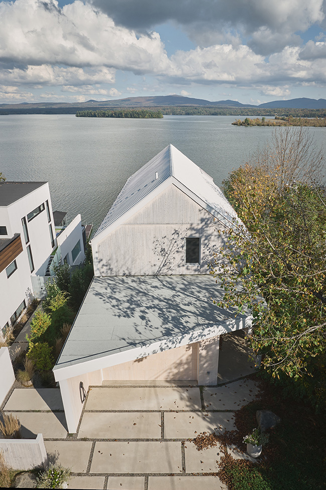 Versant clair Residence by Muuk Architecture | A discreet and luminous home on the shores of Lake Brome