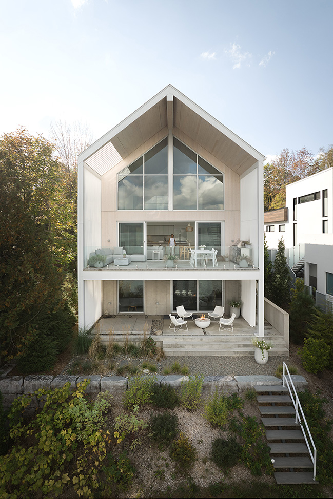 Versant clair Residence by Muuk Architecture | A discreet and luminous home on the shores of Lake Brome