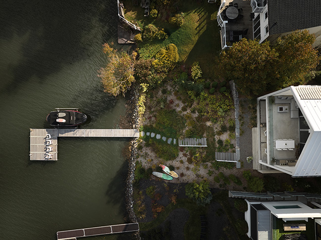 Versant clair Residence by Muuk Architecture | A discreet and luminous home on the shores of Lake Brome