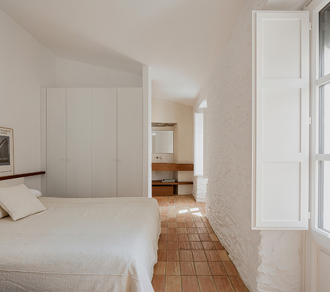 Fisherman's House in Cadaqués by Bea Portabella + Jordi Pagès