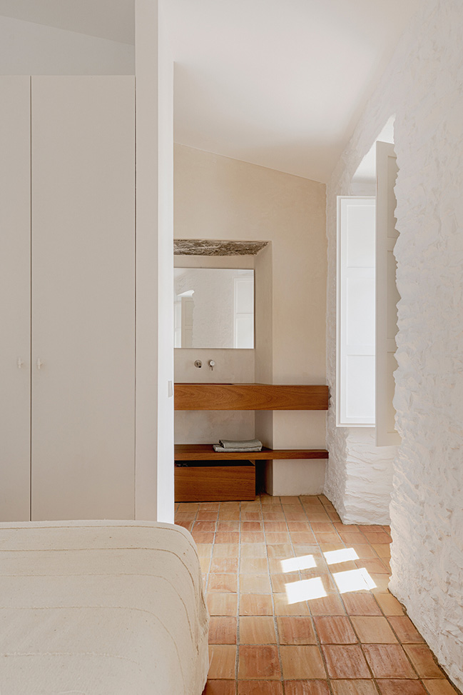 Fisherman's House in Cadaqués by Bea Portabella + Jordi Pagès