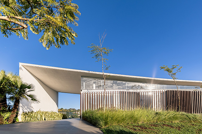 Linho House by Tetro Architecture