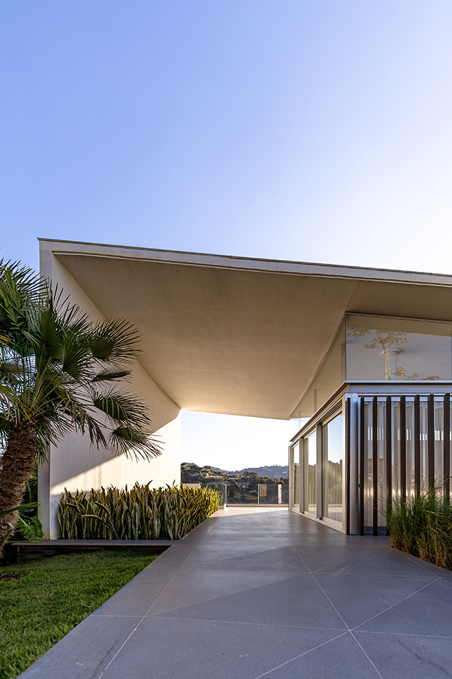 Linho House by Tetro Architecture