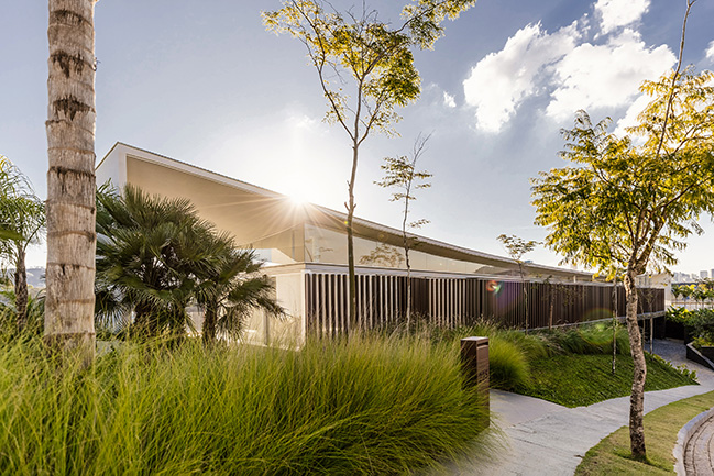 Linho House by Tetro Architecture