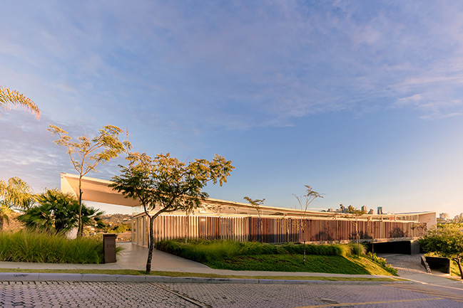 Linho House by Tetro Architecture