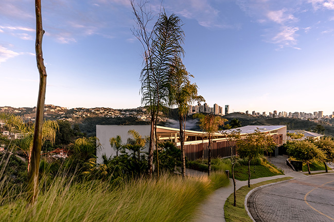 Linho House by Tetro Architecture