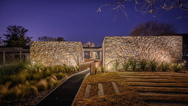 UNPUENTE by Paolini Arquitectos | Noble and Rustic Bridge House