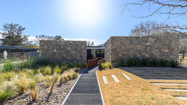 UNPUENTE by Paolini Arquitectos | Noble and Rustic Bridge House