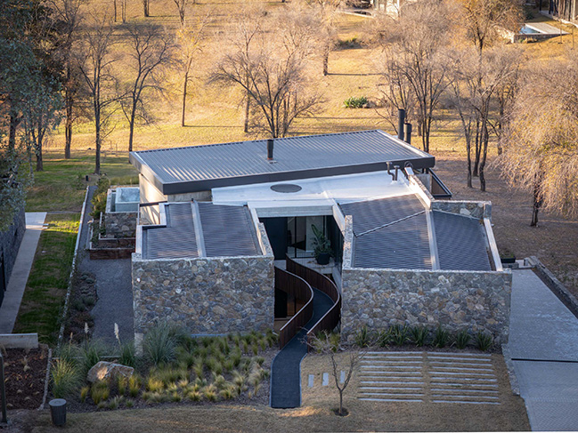 UNPUENTE by Paolini Arquitectos | Noble and Rustic Bridge House