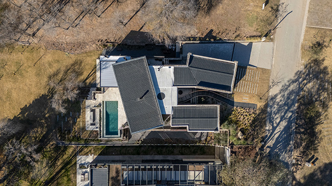 UNPUENTE by Paolini Arquitectos | Noble and Rustic Bridge House