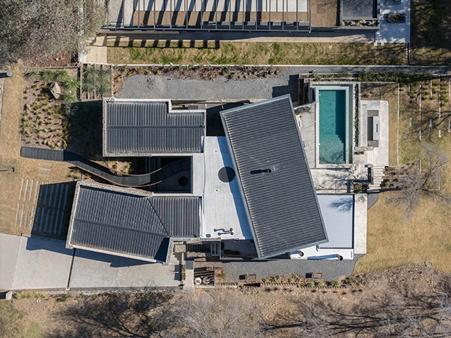 UNPUENTE by Paolini Arquitectos | Noble and Rustic Bridge House