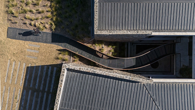 UNPUENTE by Paolini Arquitectos | Noble and Rustic Bridge House