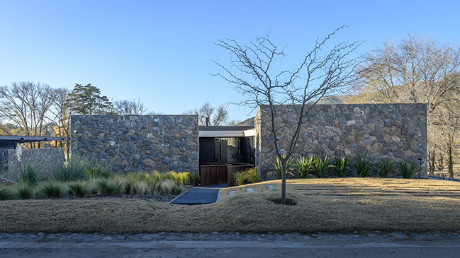 UNPUENTE by Paolini Arquitectos | Noble and Rustic Bridge House