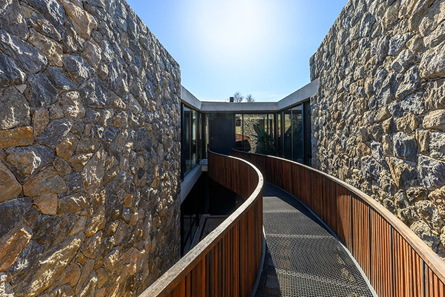 UNPUENTE by Paolini Arquitectos | Noble and Rustic Bridge House