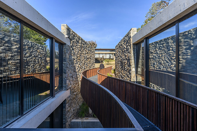 UNPUENTE by Paolini Arquitectos | Noble and Rustic Bridge House