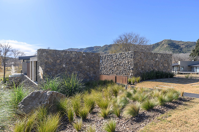 UNPUENTE by Paolini Arquitectos | Noble and Rustic Bridge House