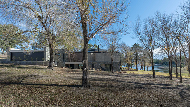UNPUENTE by Paolini Arquitectos | Noble and Rustic Bridge House