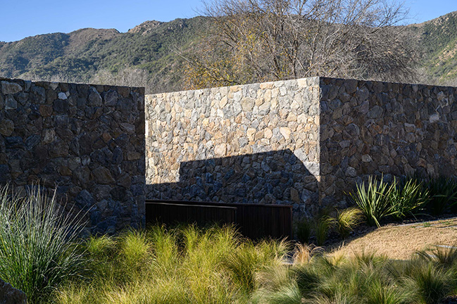 UNPUENTE by Paolini Arquitectos | Noble and Rustic Bridge House