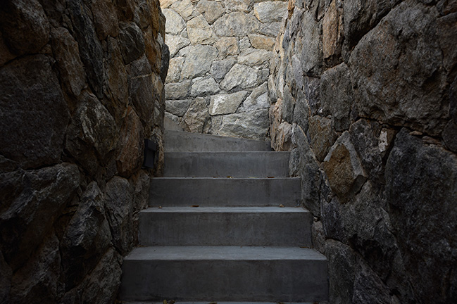 UNPUENTE by Paolini Arquitectos | Noble and Rustic Bridge House