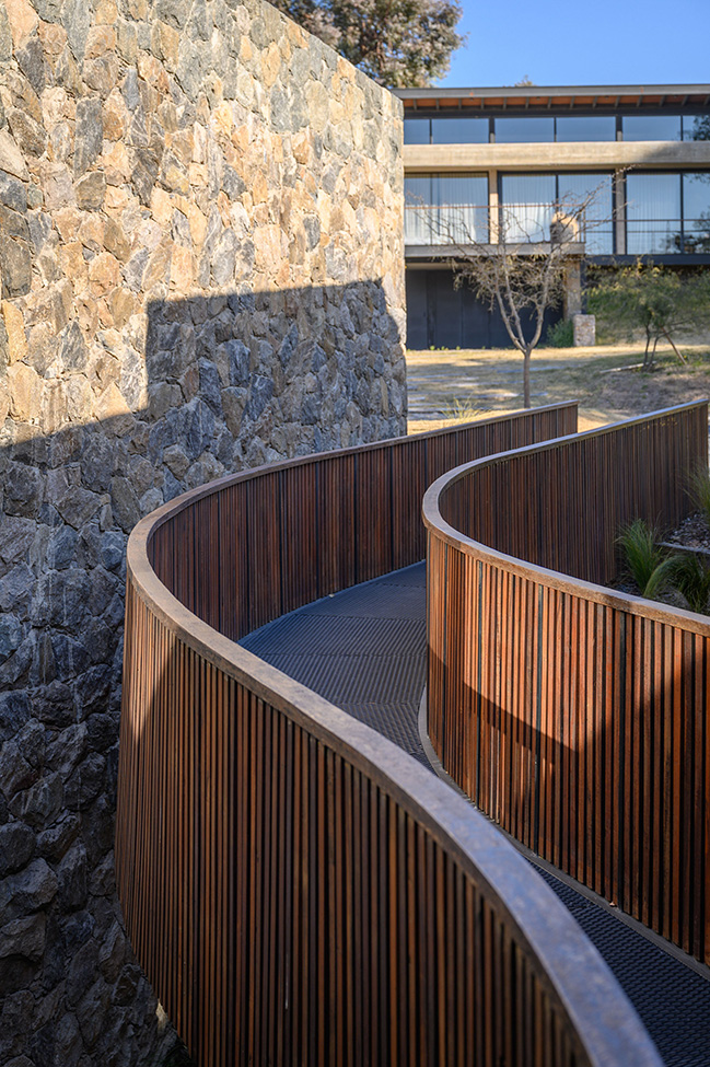UNPUENTE by Paolini Arquitectos | Noble and Rustic Bridge House