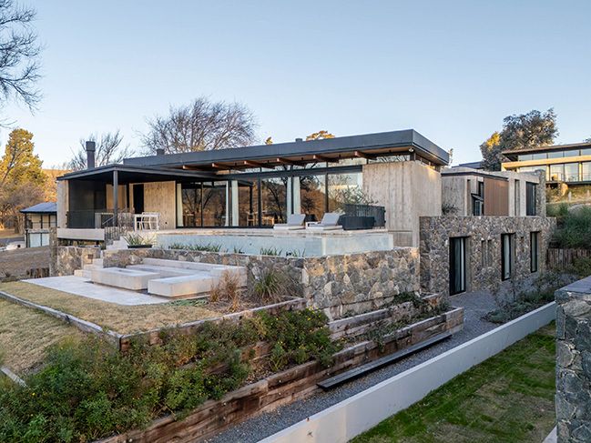 UNPUENTE by Paolini Arquitectos | Noble and Rustic Bridge House