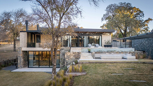 UNPUENTE by Paolini Arquitectos | Noble and Rustic Bridge House