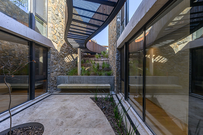 UNPUENTE by Paolini Arquitectos | Noble and Rustic Bridge House