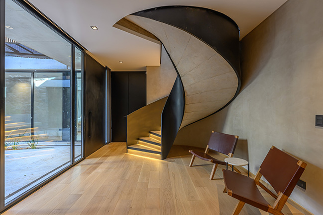 UNPUENTE by Paolini Arquitectos | Noble and Rustic Bridge House