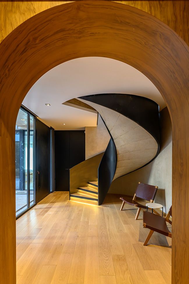 UNPUENTE by Paolini Arquitectos | Noble and Rustic Bridge House