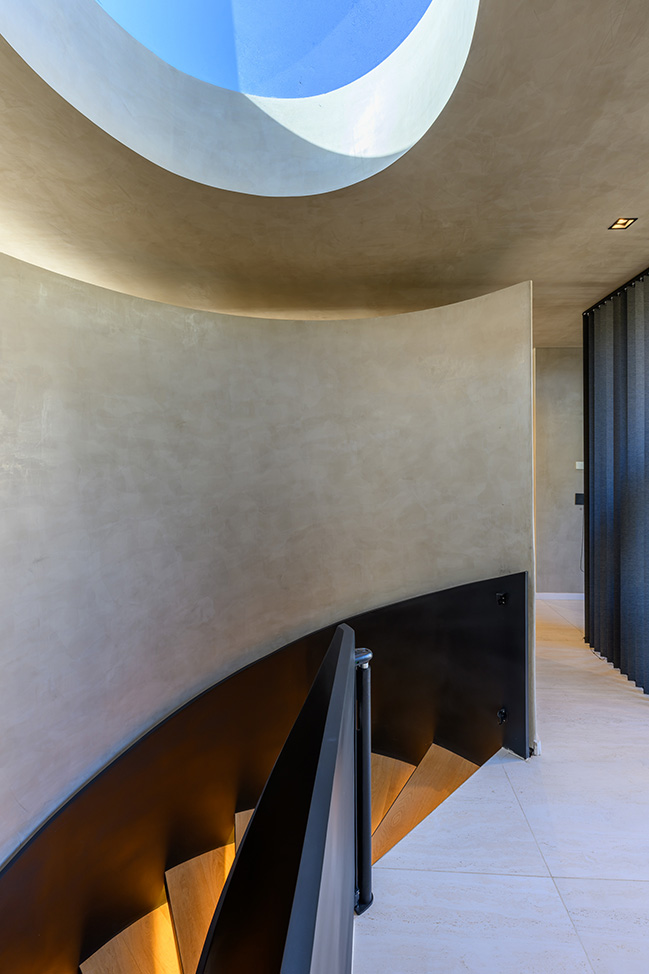 UNPUENTE by Paolini Arquitectos | Noble and Rustic Bridge House