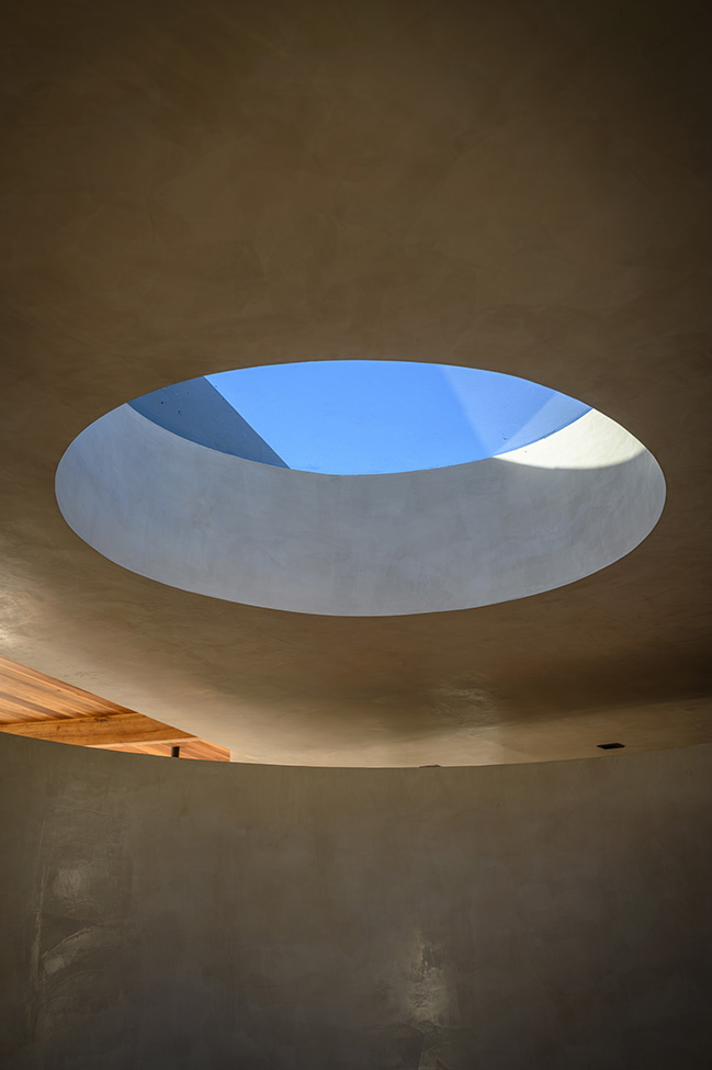 UNPUENTE by Paolini Arquitectos | Noble and Rustic Bridge House