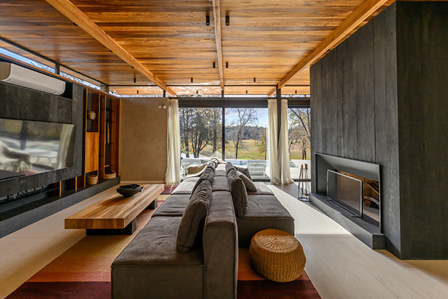 UNPUENTE by Paolini Arquitectos | Noble and Rustic Bridge House