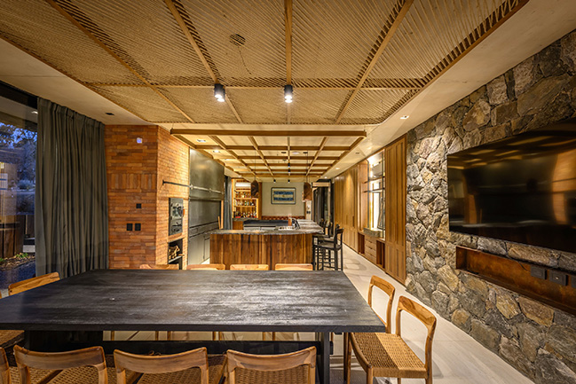 UNPUENTE by Paolini Arquitectos | Noble and Rustic Bridge House