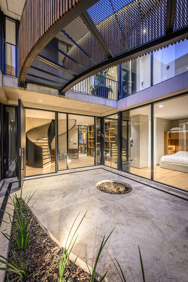 UNPUENTE by Paolini Arquitectos | Noble and Rustic Bridge House