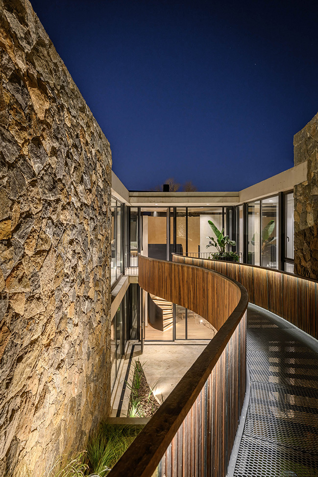 UNPUENTE by Paolini Arquitectos | Noble and Rustic Bridge House