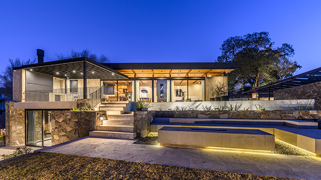 UNPUENTE by Paolini Arquitectos | Noble and Rustic Bridge House