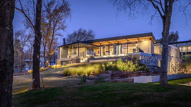 UNPUENTE by Paolini Arquitectos | Noble and Rustic Bridge House