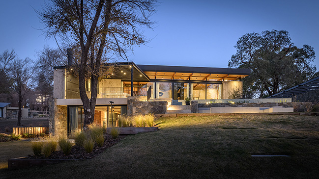 UNPUENTE by Paolini Arquitectos | Noble and Rustic Bridge House