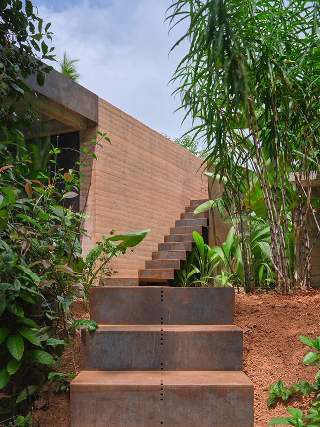 Studio House by Formafatal