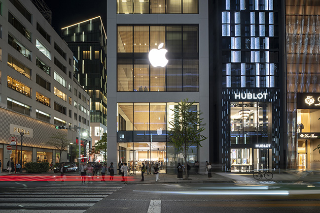 Foster + Partners partnered with Apple to redesign its first iconic store in Japan