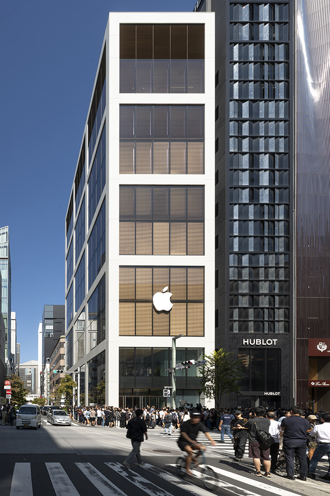 Foster + Partners partnered with Apple to redesign its first iconic store in Japan