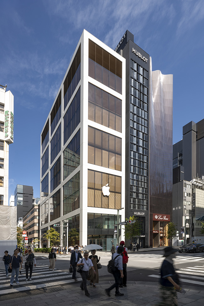 Foster + Partners partnered with Apple to redesign its first iconic store in Japan