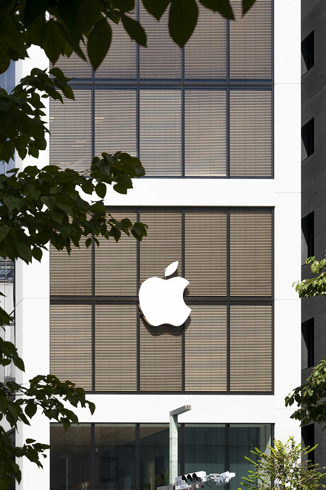 Foster + Partners partnered with Apple to redesign its first iconic store in Japan