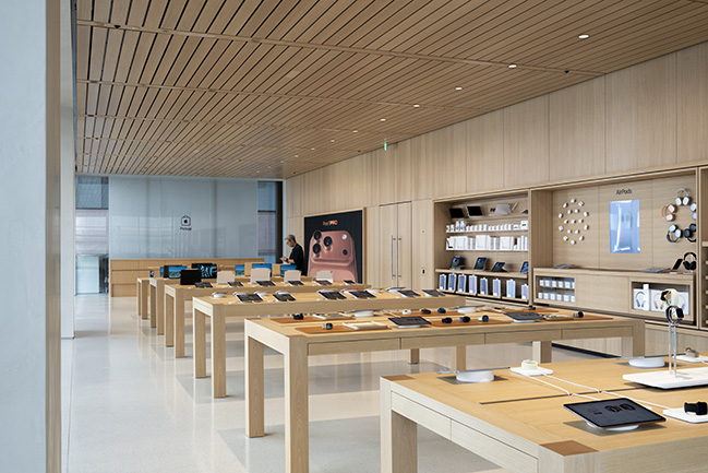 Foster + Partners partnered with Apple to redesign its first iconic store in Japan