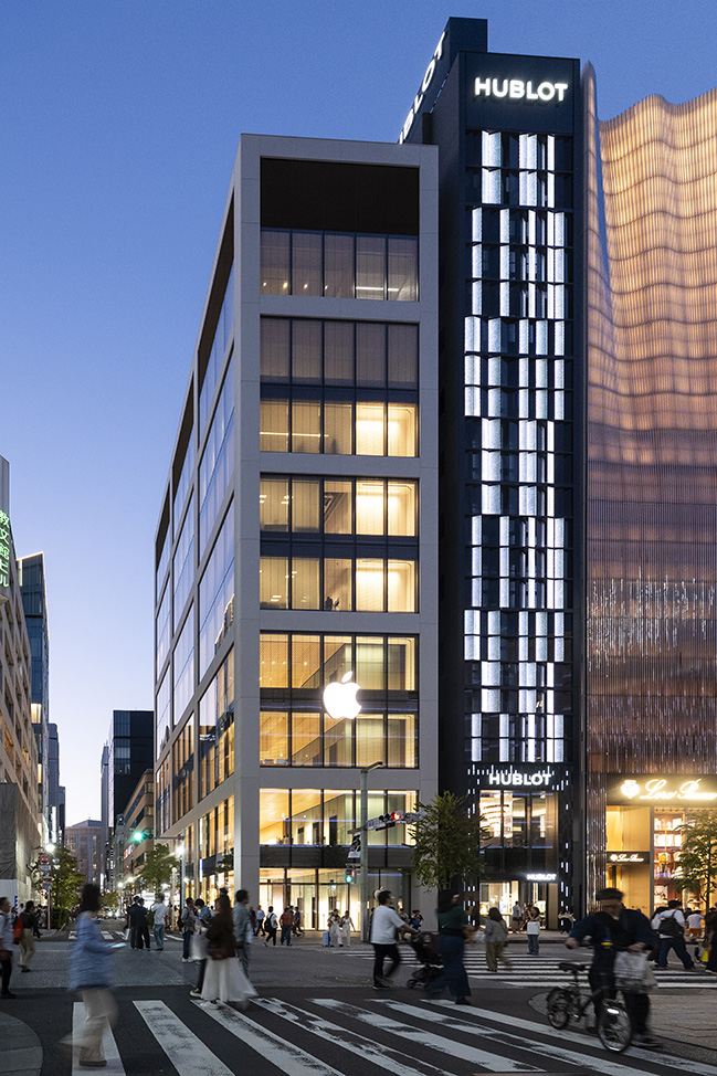 Foster + Partners partnered with Apple to redesign its first iconic store in Japan