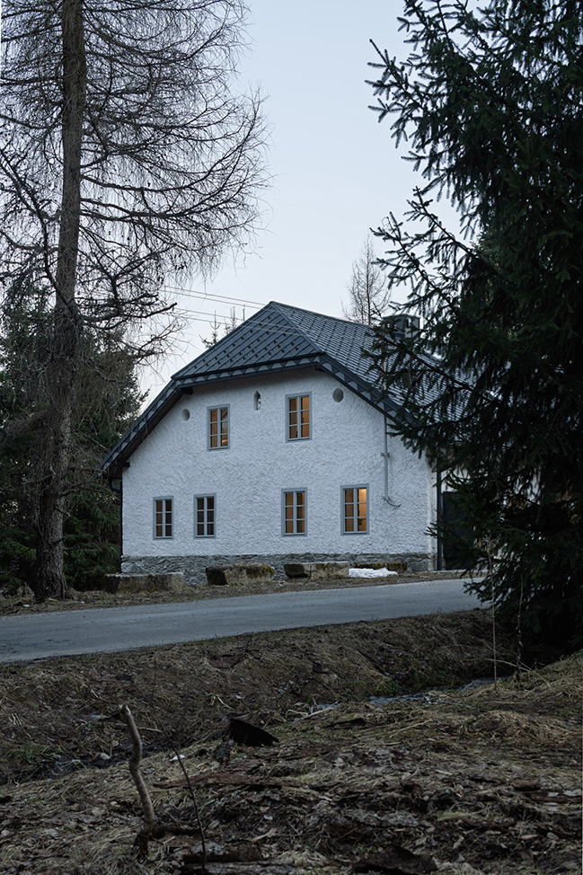 Borová Lada Cottage by Studio Plyš
