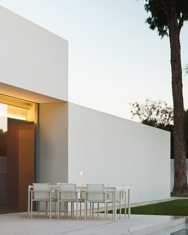 Cano House by Fran Silvestre Arquitectos