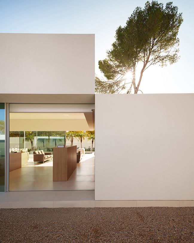 Cano House by Fran Silvestre Arquitectos